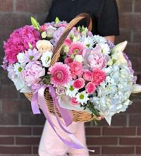 Цветочная композиция из Розы, Хризантемы, Пионы и Лизиантусы в корзине в Демьяново
